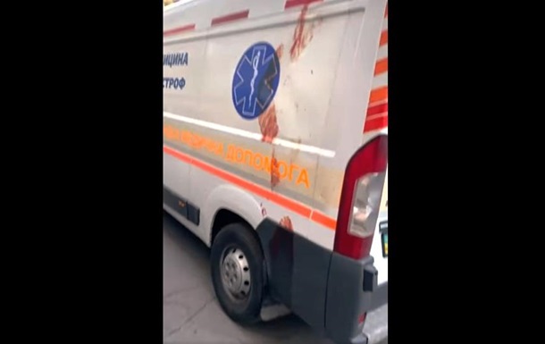 Житель Ровно упал из окна многоэтажки на машину скорой помощи