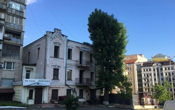 У Киева потихоньку разбирают уникальный  дом с жуками 