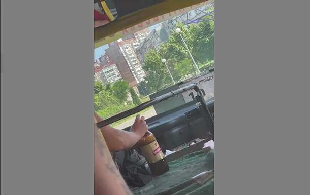 В Киеве маршрутчик за рулем пил из пивной бутылки