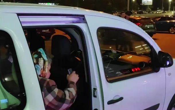 Жінка, яка просить в Києві милостиню, їздить на таксі