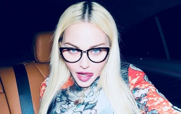 Мадонну раскритиковали за дерзкое фото в белье 