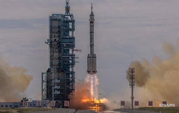 Китай запустив на орбіту корабель Шеньчжоу-12 з космонавтами на борту