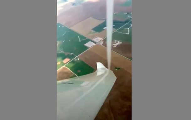 В США пилот снял смерч на видео во время полета