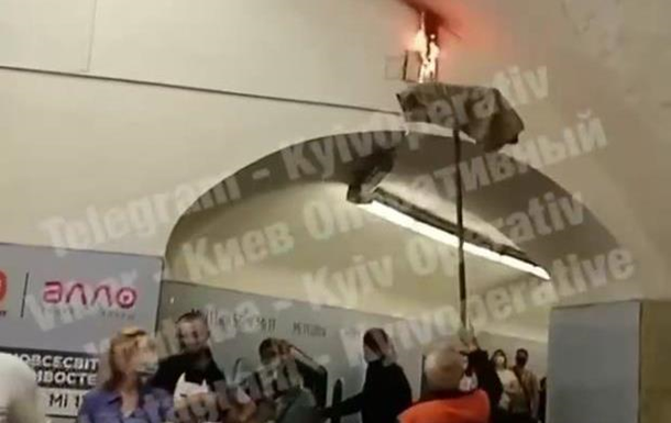 В метро Киева огонь потушили шваброй 