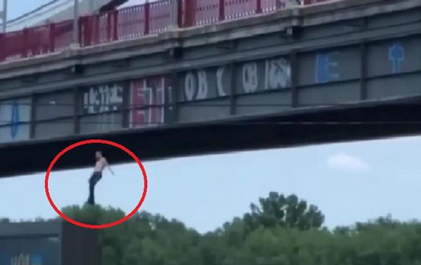 У Києві стрибок чоловіка з моста потрапив на відео