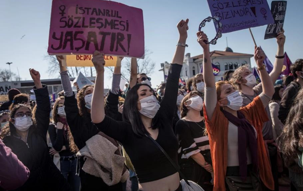 Женщины в Турции вышли на протест из-за Стамбульской конвенции 