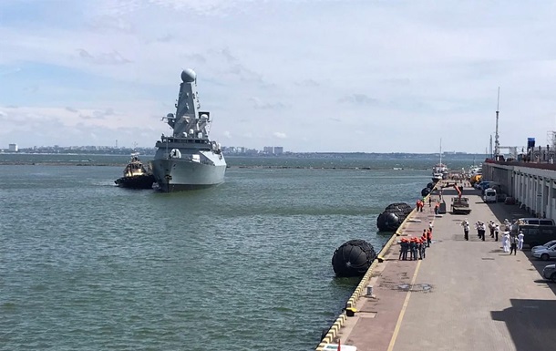 Київ відреагував на інцидент з кораблем біля Криму