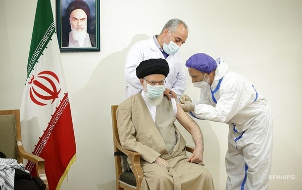 Верховний лідер Ірану щепився вітчизняною COVID-вакциною