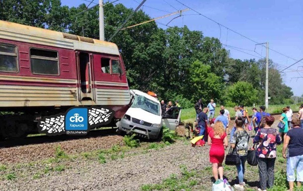 Под Харьковом поезд протаранил микроавтобус