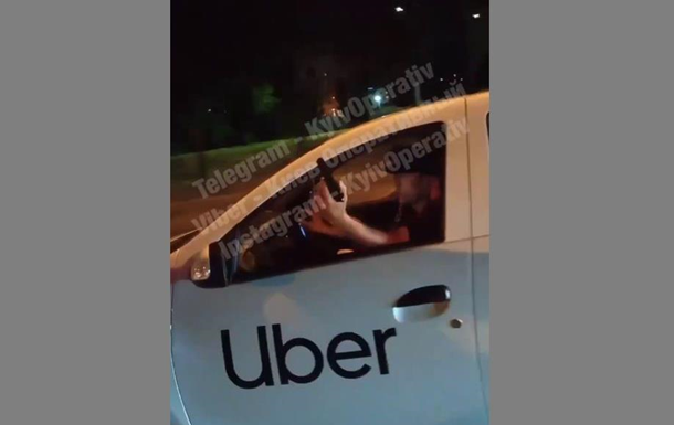 У Києві таксист Uber розмахував пістолетом з авто