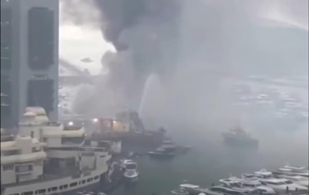 В Гонконге при пожаре затонули 10 яхт