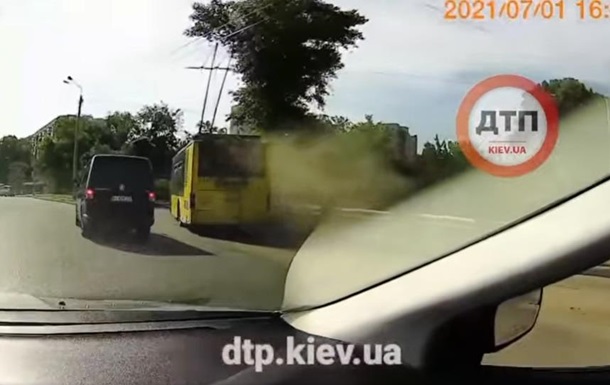 В Киеве у троллейбуса на ходу лопнуло колесо
