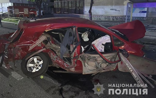 У Дніпрі зіткнулися авто: одна людина померла, шестеро постраждали