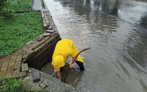 В Одесі через зливу підтоплено вулиці