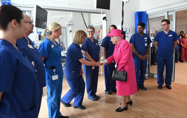 Єлизавета II вручила найвищу нагороду медикам Великої Британії