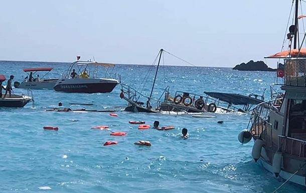 На турецькому курорті затонув катер з туристами