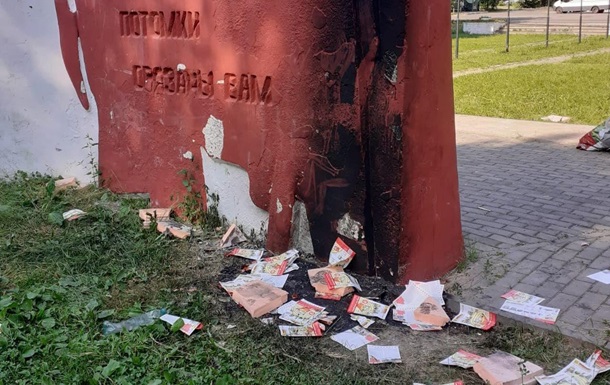 У Росії підлітки підпалили пам ятник Перемоги