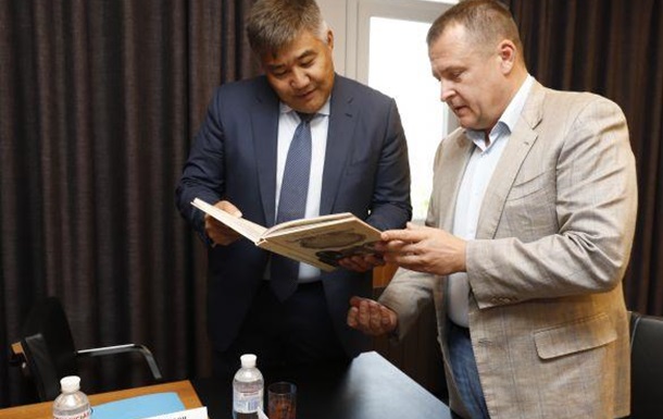 Филатов обсудил с послом Казахстана налаживания межрегиональных связей
