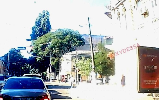 В Одессе рухнул фасад здания рядом с прохожими