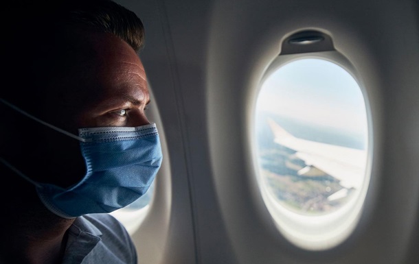 У США авіапасажира оштрафували на $10 тисяч за відмову надіти маску