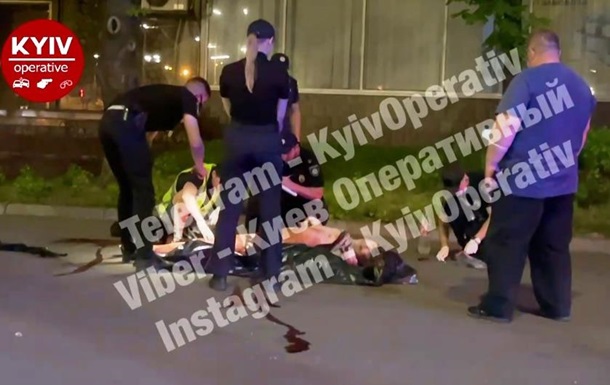 СМИ: В Киеве на улице от потери крови умер мужчина