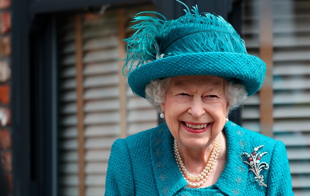 Єлизавета II відвідала знімальний майданчик найстарішого серіалу Британії