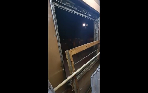 У поїзді Укрзалізниці випало вікно