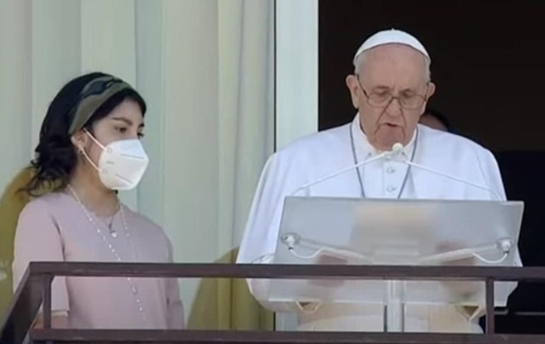Папа Римський вперше з явився перед віруючими після операції