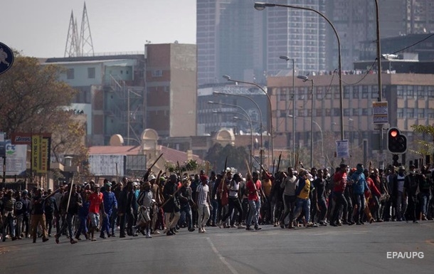 Жители ЮАР протестуют из-за заключения экс-президента