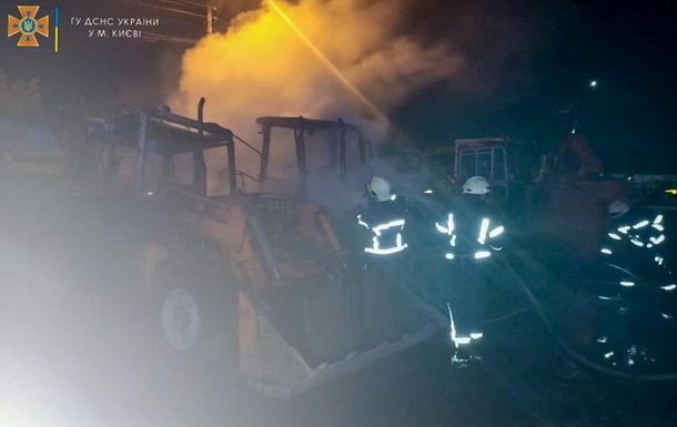 У Києві на території підприємства згоріли екскаватори
