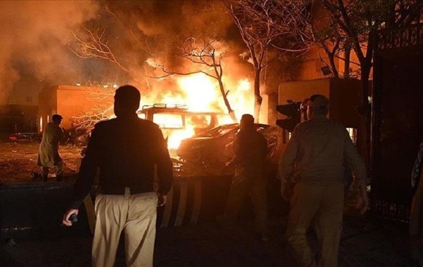 У Пакистані вибухнув автобус: десятки жертв