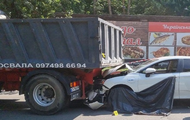 В Киеве авто сбило скутер и придавило его водителя к самосвалу