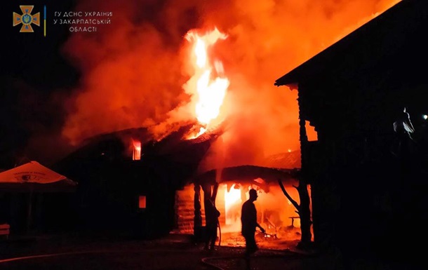 На Закарпатті згорів готель через удар блискавки