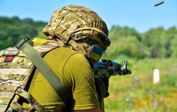 На Донбасі п ять обстрілів, поранений військовий