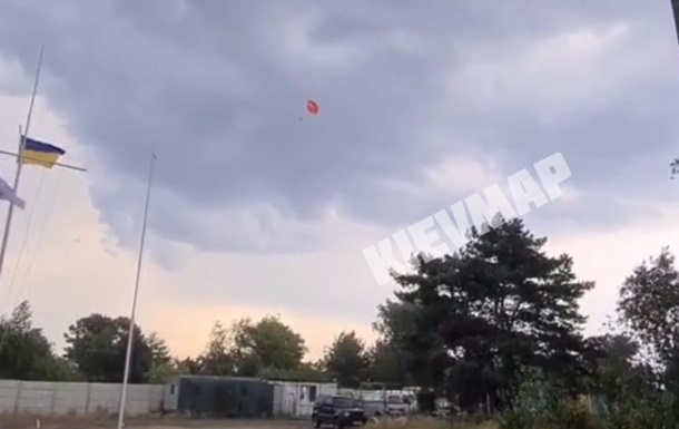 В Киеве ветер унес мужчину на парашюте