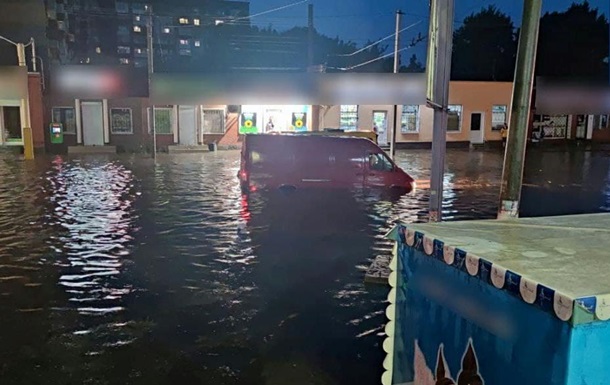 Кропивницкий накрыл ливень с градом