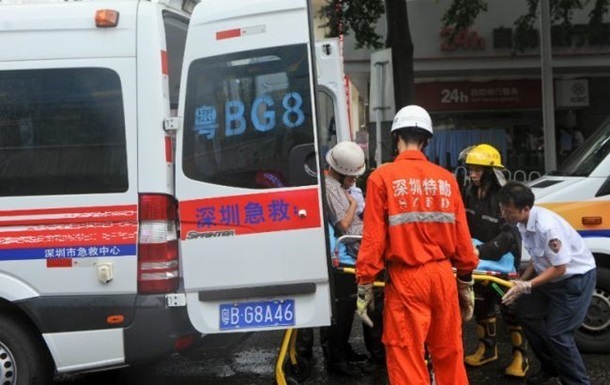 У Китаї вісім людей загинули внаслідок зіткнення вантажівки й автобуса