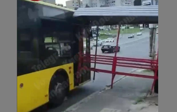 У Києві зупинка влетіла в тролейбус