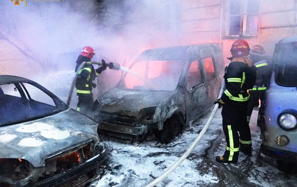 Во Львове ночью сгорели три автомобиля