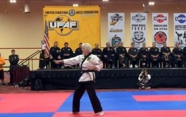 Чак Норрис наградил 83-летнюю старушку черным поясом по карате