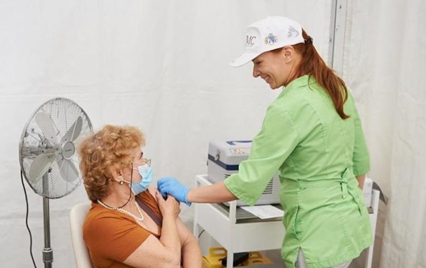 COVID-вакцинацию прошли еще 143 тысячи украинцев