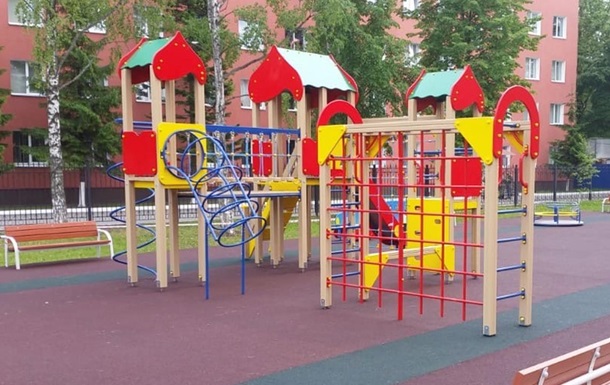 Почему депутаты строят детские площадки?