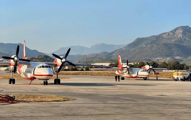 Українські літаки скидають воду на осередки лісових пожеж у Туреччині