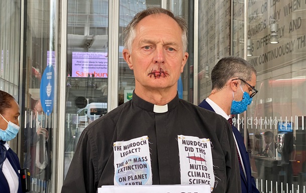 Священник зашил себе рот из-за проблем климата