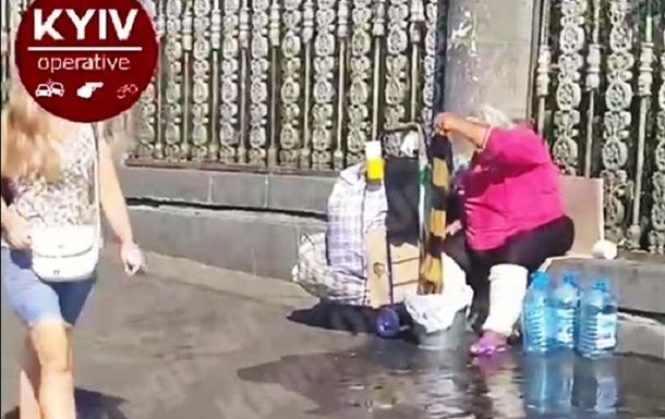 У Києві жінка прала білизну посеред вулиці