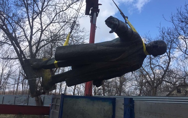 Жительница Донбасса купила памятник Ленину за 300 тысяч гривен