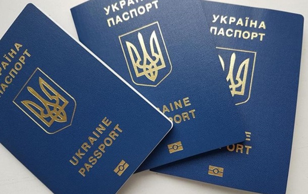 ЄС закликав Україну не видавати по два закордонні паспорти українцям