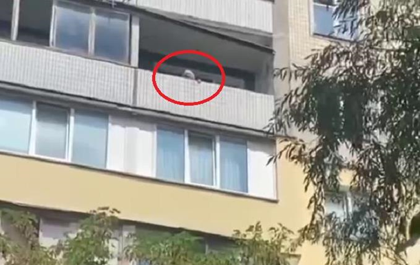 В Киеве пенсионерка бросила из окна в детей утюг 