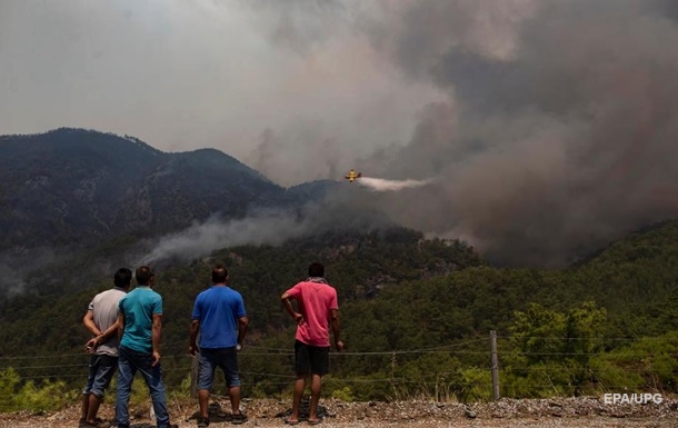 У Туреччині пожежі підходять до електростанції