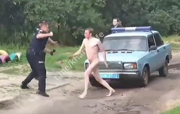 Чоловік без одягу побився з поліцейськими. 18+